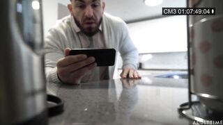 Az óriás keblű bejárónő megkúrva