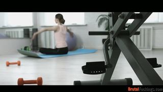 Jogázó tini muffot baszik análba az edő