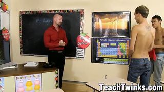 Fiatal diák srácok és a tanár rúdja