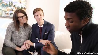 Barna srácok döngetik a férjem