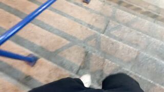 Fiatal spiné pénzért szop az utcán