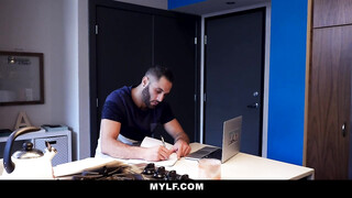 Gyönyörű világos szőke milf a konyhában megdöngetve