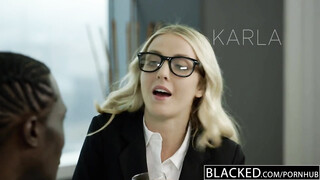 Karla Kush pinája befogadja a méretes kárót