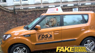 Fake Driving School - tetovált lány rendesen akarja