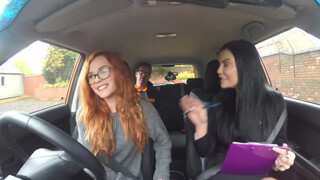 Fake Driving School - kicsike vörös nőci eltereli az oktató figyelmét