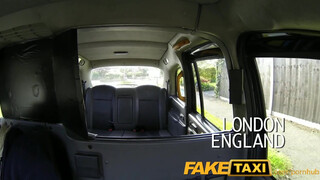 FakeTaxi - nagy seggű kiscsaj dugni akar