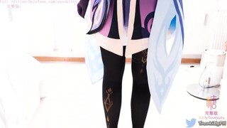 Cosplay-es csajszi lábbal kefél és aztán őt dugják