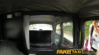 FakeTaxi szexy vörös bige extra kannákkal