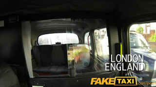 FakeTaxi világos szőke nőcit nem nagyon zavarja az idősebb fallosz