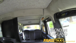 FakeTaxi félvér spiné meztelenül
