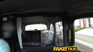FakeTaxi gyönyörű kiscsaj engedi popóba is