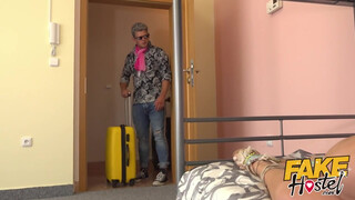 Fake Hostel szűk pinájú olasz hölgyemény és kettő bájdorong