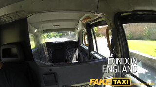 FakeTaxi amerikai félvér csajszi szexelni akar