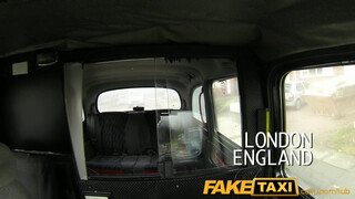 FakeTaxi - telt fekete hajú hölgyemény pénzért mindent bevállal