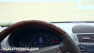 Reality Kings - Sophia Ducati bekúrva a autóban