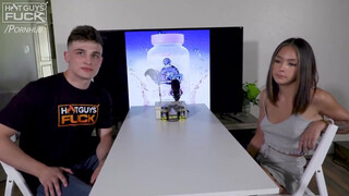 Tini pici tőgyes kiscsaj és a tetovált hapsi - Hot Guys Fuck