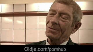 Magyar pornószínész picsa baszik idős sráccal - Oldje