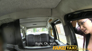 FakeTaxi - Emma Butt az óriás didkós milf