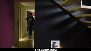Canela Skin hátsója keményen megkefélve - Anal mom