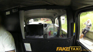 Faketaxi - szőrös pinájú milf nőci szexel egyet