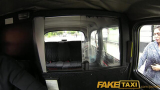 FakeTaxi - hatalmas kannás kiscsaj nem akar fizetni