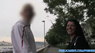 PublicAgent - Vivien Bell a szexy kokeró spiné