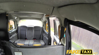 Fake Taxi - Rina Ellis a fullos sulis hölgyemény