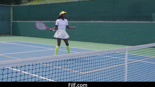 Filf - Ana Foxxx seggét a tenisz edző reszeli