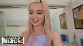 MOFOS - Lexi Lore keményen análba dugva