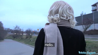 Public Agent - világos szőke csoki kiscsaj és a vastag hímvessző