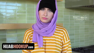 Hijab Hookup - hatalmas seggű kiscsaj és a nevelő apukája