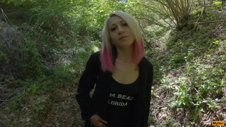 Olasz lány az erdőben szop