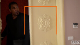 Anissa Kate a nyeles aszpirin kedvelő titkárnő