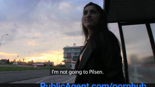 PublicAgent - gyönyörű ázsiai bige felszedve a buszmegállóban