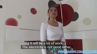 PublicAgent - angol kiscsaj is belemegy a pénzért baszásba