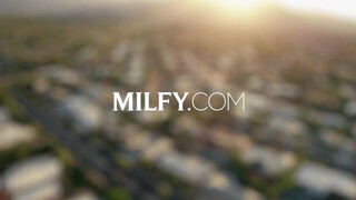 MILFY - Alexis a méretes tőgyes mami