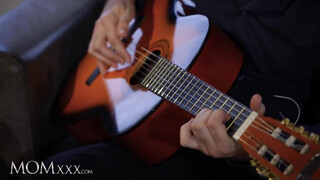Jennifer Mendez dug a gitáros sráccal