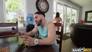 BANGBROS - Crystal Chase a nagy tőgyes spanyol bige