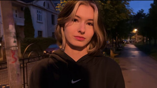 Cutie Kim bekúrva hátulról