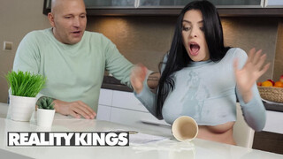 REALITY KINGS - Kira Queen a szomszéd manussal baszik