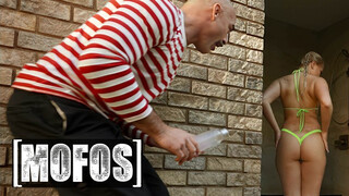MOFOS - Harley King a szexy világos szőke tini picsa