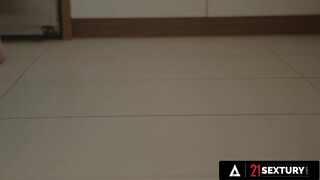 21 SEXTURY - Lisi Kitty akarta fenékbe érezni a dákót