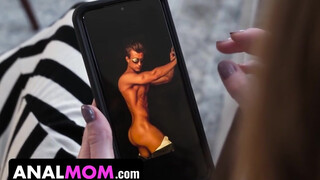 Anal Mom - Pajkos méretes cicis Milf lebukott maszti közben