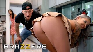 Bombázó szakács Hayley Davies inkább Zac faszára koncentrál, mint a munkára pornófilm
