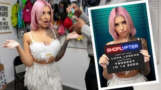 Bombázó tini lebukik cukorkalopáson halloween jelmezben a boltban