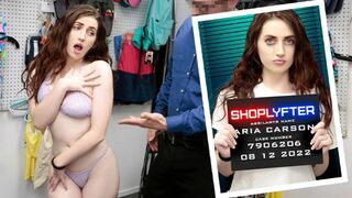 Perverz rendőr elhúzza Aria Carson lila tangáját és durván megbassza az asztalon