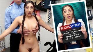 Aranyos tini fősulis ribancot megfosztják ruháitól és megbassza a zsaru