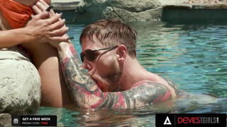 Dögös nagymellű transzvesztita Brittney Kade telefröcskölt arccal anál után