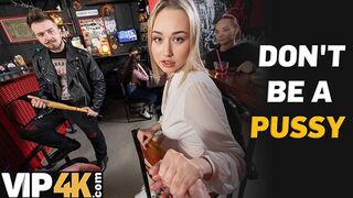 Bátor világos szőke pornós döngeti idegen pasit a bárban