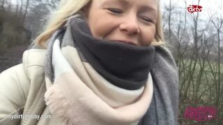 Forró tini kiscsaj kerékpáron dörzsöli lucskos puncáját